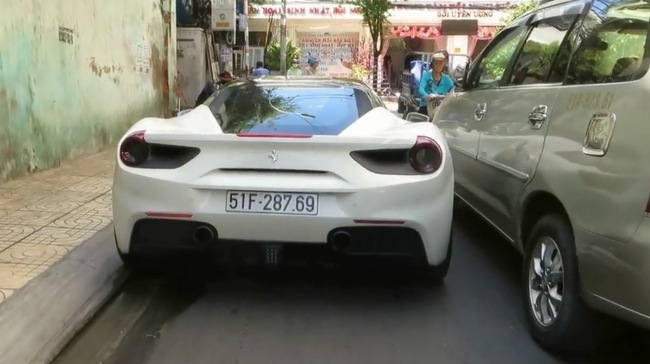 Xem siêu xe Ferrari 488 GTB của Cường Đô-la chật vật len lỏi trên phố
