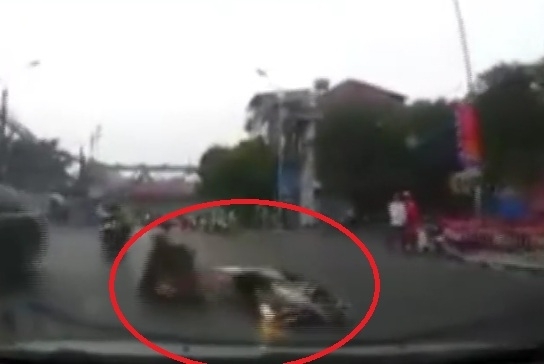 Xe máy trượt ngã, văng thẳng vào đầu ô tô giữa phố Hà Nội