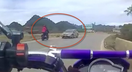 Clip phượt thủ Hà Nội chở bạn gái phóng mô tô sai làn đường và cái kết đắng
