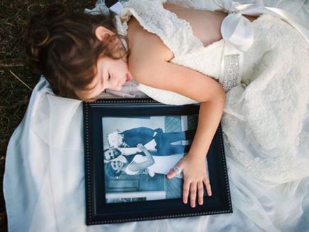 Cảm động bé 4 tuổi tái hiện ảnh cưới của mẹ đã qua đời