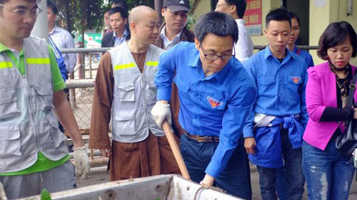 Phó Thủ tướng cùng sinh viên vớt rác hồ Linh Đàm