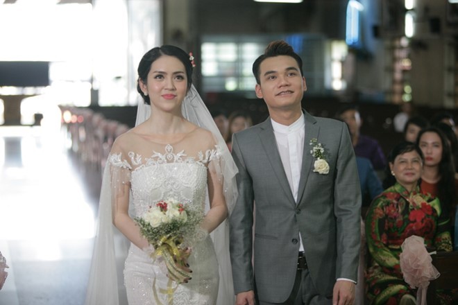 Khắc Việt giải thích về bức ảnh cưới