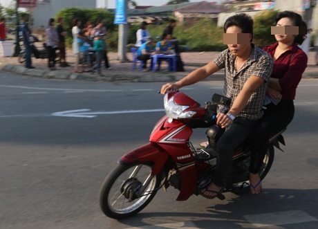 Chạy xe máy vi vu trên làn ô tô, phóng luôn vào...'nhà đá'