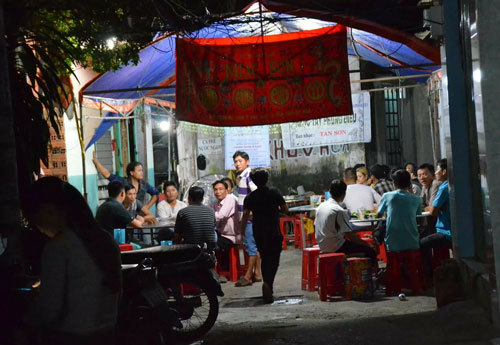 Vì chuyện rọi đèn xe vào mặt, anh rể giết em vợ