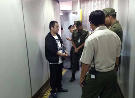 Đi máy bay để... ăn trộm