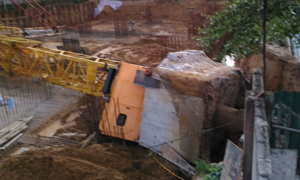 Cần cẩu sập vào trường, một học sinh tử vong