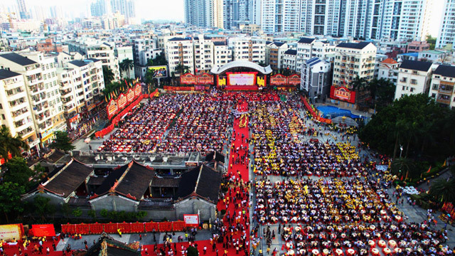 Họp họ, hàng chục nghìn thực khách dự tiệc khổng lồ