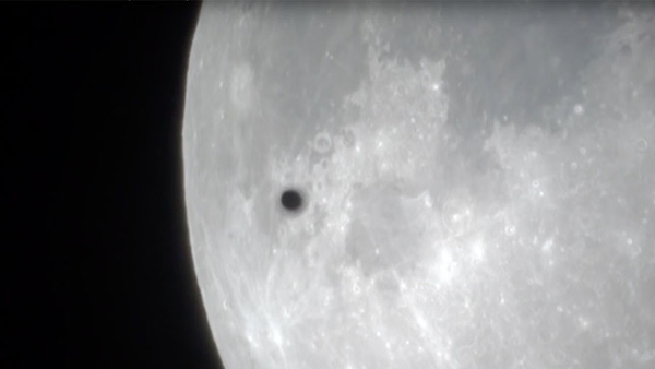 Phát hiện UFO bí ẩn vụt qua siêu Trăng?