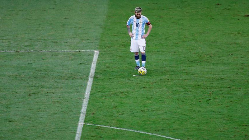 Lionel Messi: Người khổng lồ cô đơn