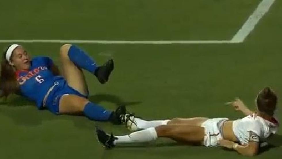 Phì cười với tình huống va chạm của nữ cầu thủ