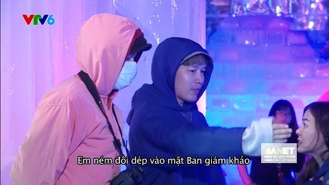 Giám khảo Việt nổi giận vì bị thí sinh cẩu thả, ném dép trước mặt