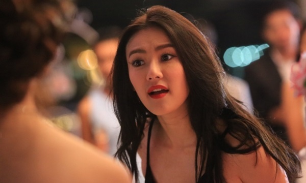 Chồng 'nuốt nước bọt' nhìn chằm chằm theo giúp việc trẻ