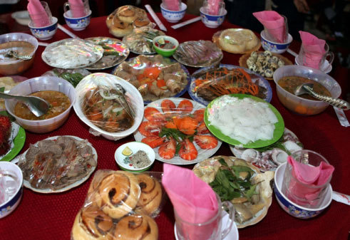 Mừng phong bì 200 nghìn, cả nhà 6 người đến ăn cỗ