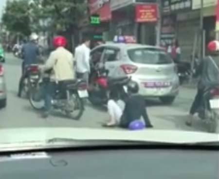 Va quệt giao thông, người phụ nữ lấy mũ bảo hiểm 