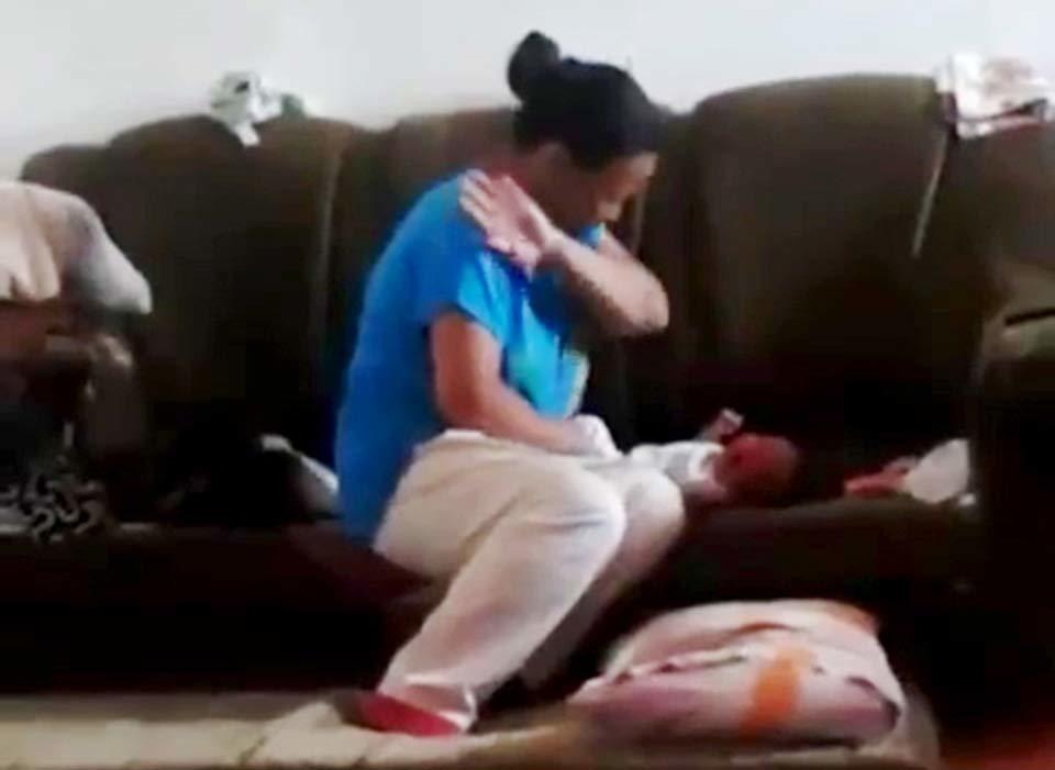 Bé sơ sinh bị mẹ tát tới tấp vì không ngừng khóc