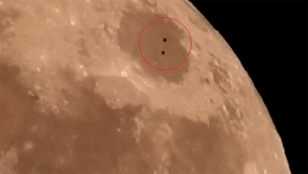 UFO bí ẩn lượn trên bề mặt, đổ bóng xuống siêu Trăng?