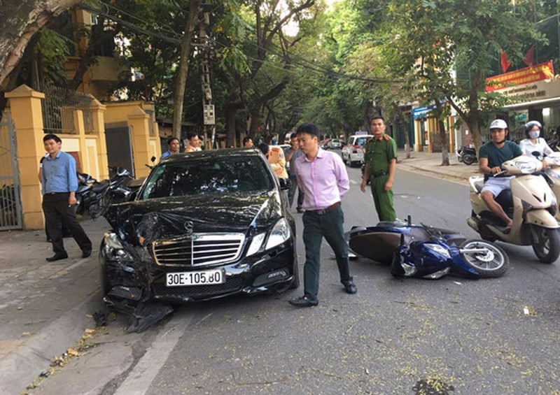 XE ĐIÊN TRÊN CAO BÁ QUÁT