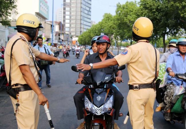 Vợ đi xe chồng có bị phạt lỗi không sang tên?
