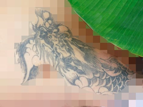 Nam thanh niên xăm hình rồng chết bất thường bên quốc lộ