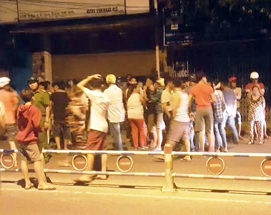 Dân vây cảnh sát khi thanh niên chạy xe máy té ngã