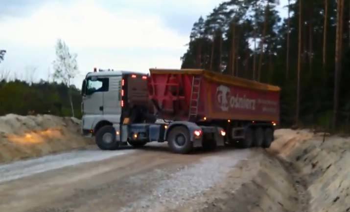 Tròn mắt xem tài già quay đầu xe tải trên đường hẹp