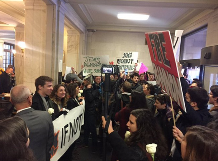 Người biểu tình tràn vào 'tòa nhà chuyển giao quyền lực' của Trump