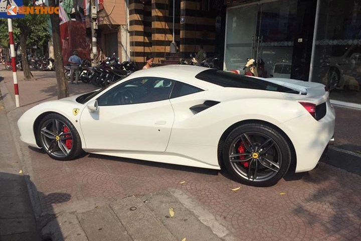 Siêu xe Ferrari rao bán 16 tỷ đồng trên vỉa hè Hà Nội