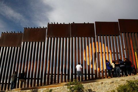 Nỗi sợ bên những bức tường biên giới sắp xây của ông Trump