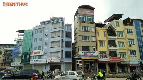 Chùm ảnh: Nhà siêu mỏng trên đường “cong mềm mại” ở Hà Nội