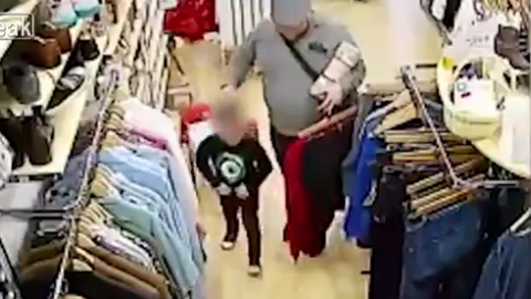 Lộ mặt người đàn ông dùng bé 5 tuổi trộm smartphone trong shop