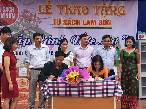 Trao tặng tủ sách Lam Sơn cho trẻ em Thanh Hóa