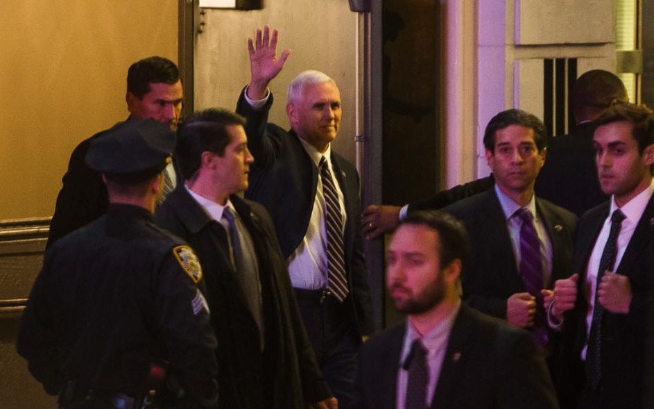 'Phó Tổng thống' của Trump bị la ó