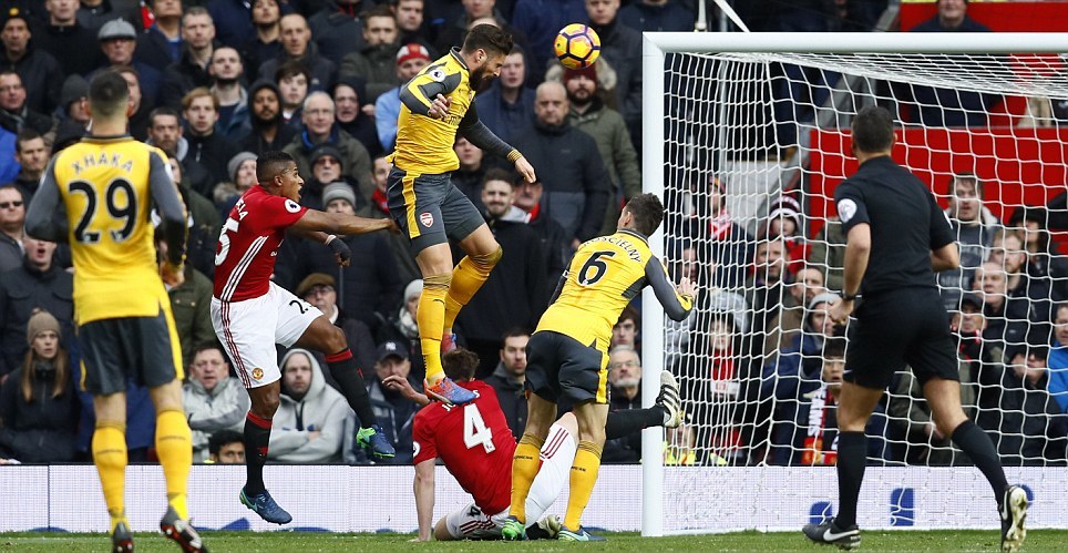 Giroud lóe sáng phút 89, phá hỏng bữa tiệc của MU