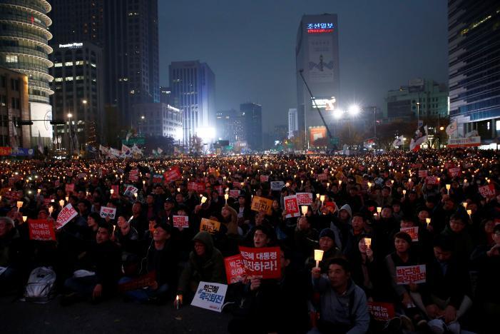 Hàng trăm ngàn người thắp nến đòi Tổng thống Hàn từ chức