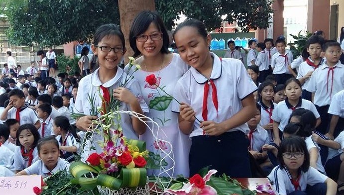 Cô giáo được tặng bông hoa mùi nước mắm