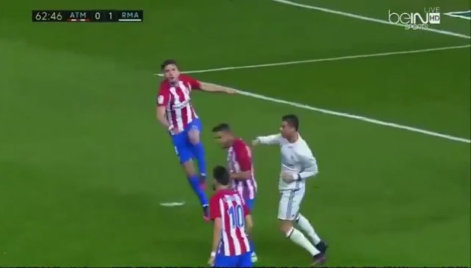 Ronaldo nổi điên, đấm hụt đối thủ trên sân