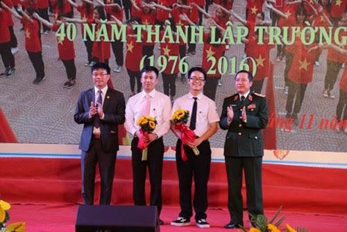 Cuộc hội ngộ bất ngờ của nam sinh làm vỡ gương và chủ nhân chiếc ô tô