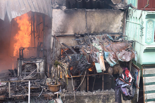Cháy nghi ngút nhà dân ở Hà Nội