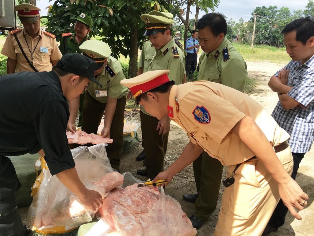 Xin 'làm luật' để chuyển 5,5 tấn thịt, mỡ bẩn