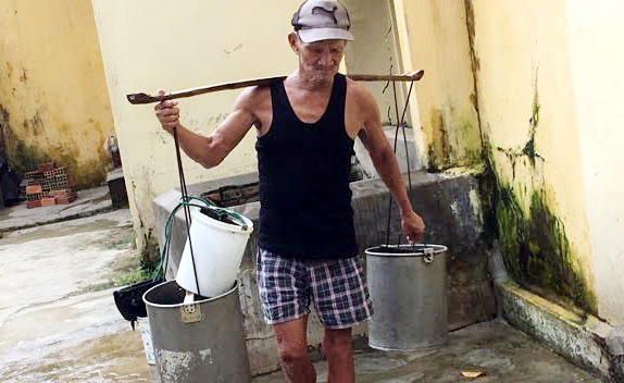 Chuyện lạ đất Việt: Lão ông gánh nước kiếm ăn xuyên 2 thế kỷ