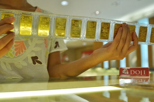 Giá vàng hôm nay 22/11: Cuối năm trượt ngã, nỗi lo bao trùm