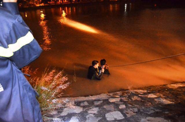 Mẹ ôm 2 con nhỏ nhảy sông tự tử ở Sài Gòn