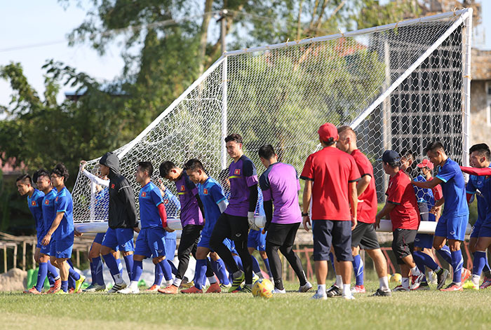 Báo chí Malaysia soi kỹ Văn Toàn, ngó lơ Công Vinh