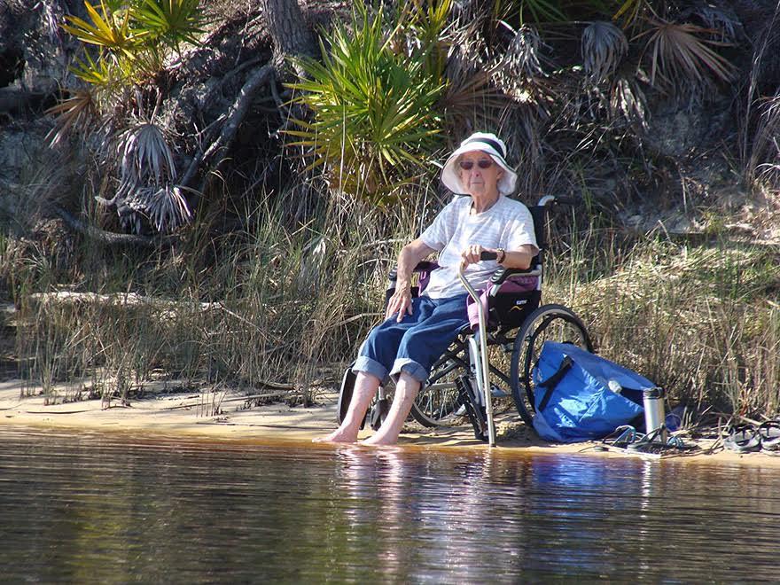 Cụ bà 90 tuổi bị ung thư vẫn đi du lịch khắp thế giới