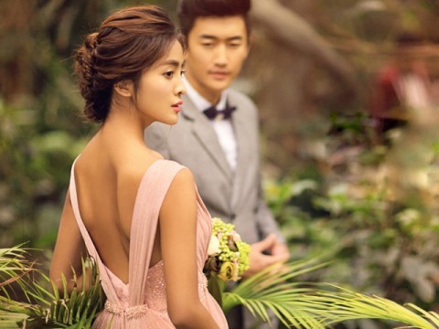 Sự thật sững sờ sau khe cửa phòng nhà bạn gái