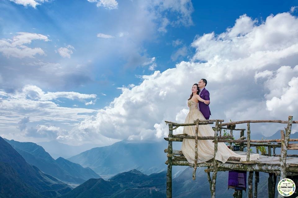 Độ nét cao cùng sự hoang sơ của miền núi đầy bí ẩn sẽ khiến cho những bức ảnh cưới của bạn tràn đầy phong cách riêng. Không gian đồi núi cùng ánh sáng ấm áp của mặt trời sẽ là nguồn cảm hứng tuyệt vời.