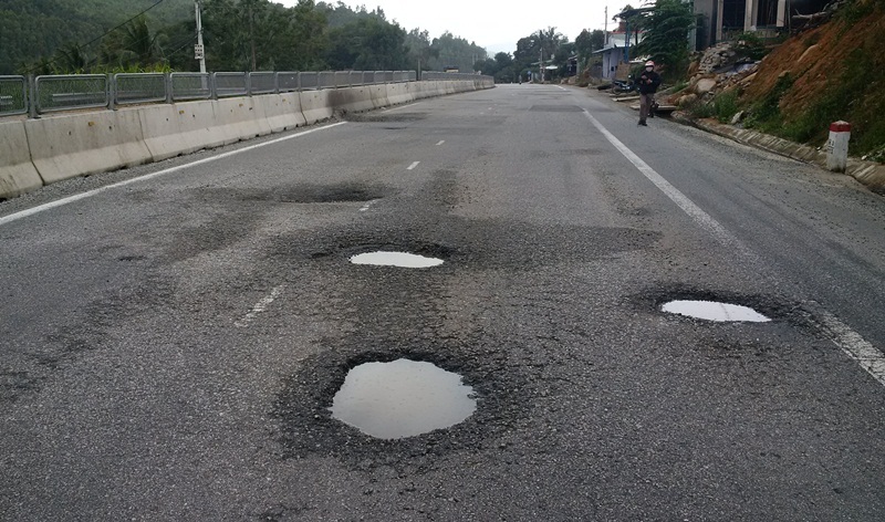 Đường 2.700 tỷ vừa xong đã nứt, vá