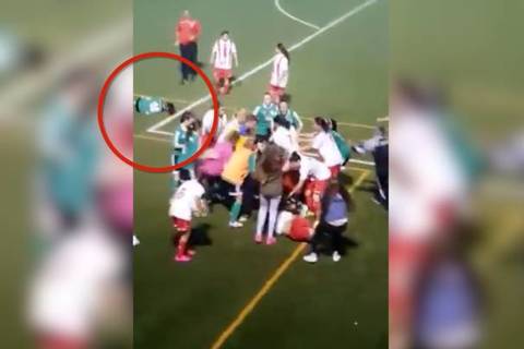 Kinh hoàng cảnh phụ nữ đánh nhau trên sân cỏ