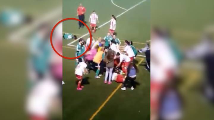 Kinh hoàng cảnh phụ nữ đánh nhau trên sân cỏ