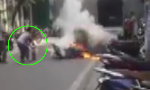 cụ bà dập lửa